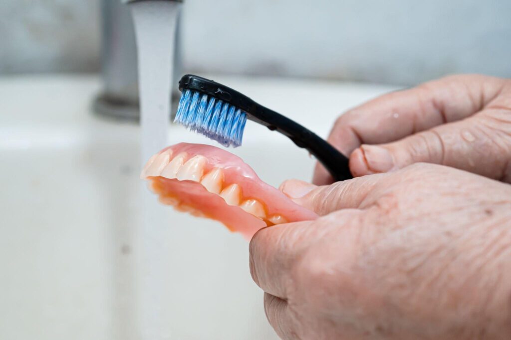 Cleaning dentures